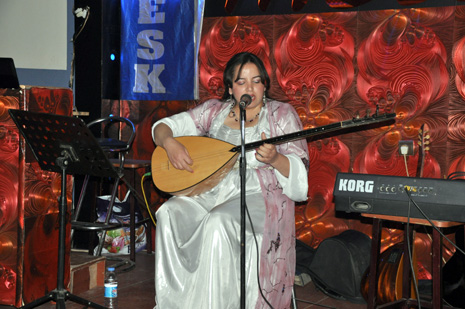 Eğitim Sen Yüksekova ilçe Temsilciliği tarafından Metro Cafede birlik beraberlik ve dayanışma gececi düzenlendi.