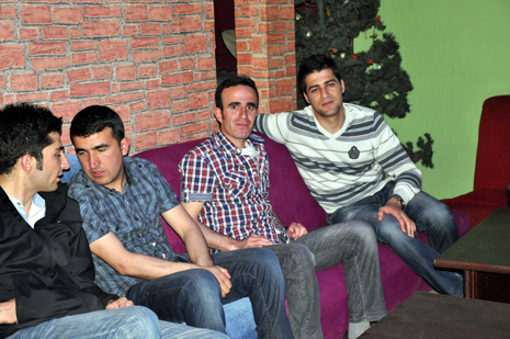 Eğitim Sen Yüksekova ilçe Temsilciliği tarafından Metro Cafede birlik beraberlik ve dayanışma gececi düzenlendi.