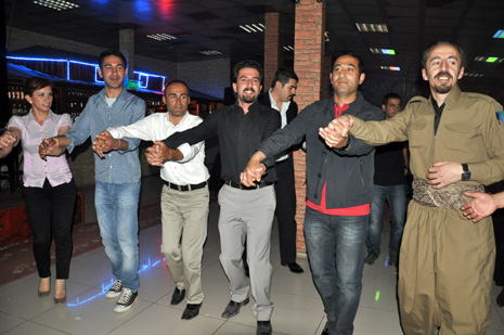 Eğitim Sen Yüksekova ilçe Temsilciliği tarafından Metro Cafede birlik beraberlik ve dayanışma gececi düzenlendi.