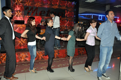 Eğitim Sen Yüksekova ilçe Temsilciliği tarafından Metro Cafede birlik beraberlik ve dayanışma gececi düzenlendi.