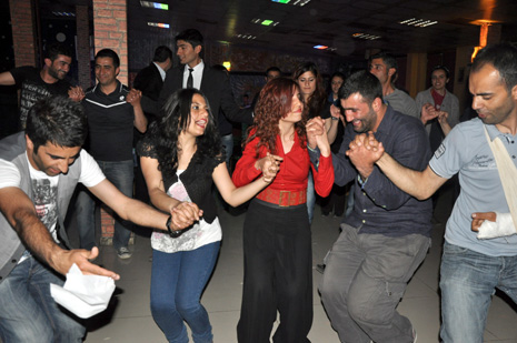 Eğitim Sen Yüksekova ilçe Temsilciliği tarafından Metro Cafede birlik beraberlik ve dayanışma gececi düzenlendi.