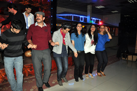 Eğitim Sen Yüksekova ilçe Temsilciliği tarafından Metro Cafede birlik beraberlik ve dayanışma gececi düzenlendi.