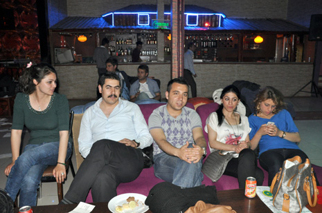 Eğitim Sen Yüksekova ilçe Temsilciliği tarafından Metro Cafede birlik beraberlik ve dayanışma gececi düzenlendi.