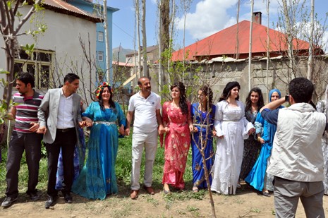 Hakkari'nin Yüksekova ilçesinde 05-06-2012 Mayıs ayında dünya evine giren çiftlerimizi sizler için sayfamıza taşıdık. Foto: Görüntü: YAŞAR KAPLAN - SİNAN AKKURT