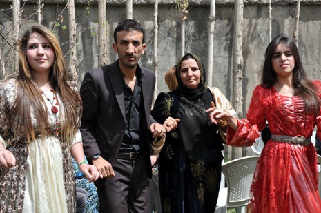 Hakkari'nin Yüksekova ilçesinde 05-06-2012 Mayıs ayında dünya evine giren çiftlerimizi sizler için sayfamıza taşıdık. Foto: Görüntü: YAŞAR KAPLAN - SİNAN AKKURT