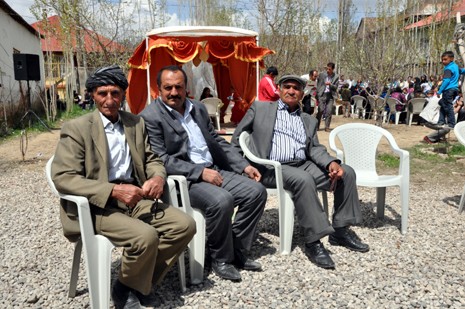 Hakkari'nin Yüksekova ilçesinde 05-06-2012 Mayıs ayında dünya evine giren çiftlerimizi sizler için sayfamıza taşıdık. Foto: Görüntü: YAŞAR KAPLAN - SİNAN AKKURT