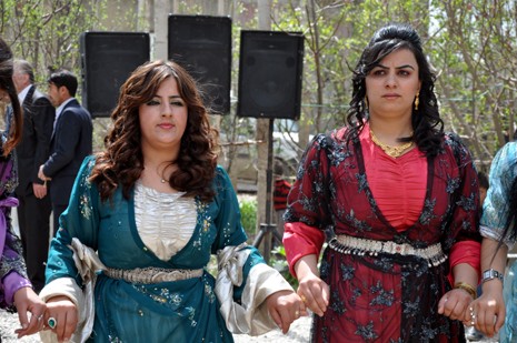 Hakkari'nin Yüksekova ilçesinde 05-06-2012 Mayıs ayında dünya evine giren çiftlerimizi sizler için sayfamıza taşıdık. Foto: Görüntü: YAŞAR KAPLAN - SİNAN AKKURT