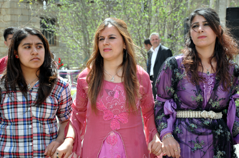 Hakkari'nin Yüksekova ilçesinde 05-06-2012 Mayıs ayında dünya evine giren çiftlerimizi sizler için sayfamıza taşıdık. Foto: Görüntü: YAŞAR KAPLAN - SİNAN AKKURT