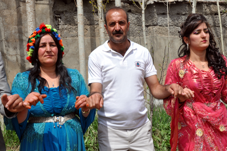Hakkari'nin Yüksekova ilçesinde 05-06-2012 Mayıs ayında dünya evine giren çiftlerimizi sizler için sayfamıza taşıdık. Foto: Görüntü: YAŞAR KAPLAN - SİNAN AKKURT