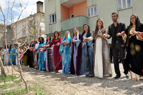 Hakkari'nin Yüksekova ilçesinde 05-06-2012 Mayıs ayında dünya evine giren çiftlerimizi sizler için sayfamıza taşıdık. Foto: Görüntü: YAŞAR KAPLAN - SİNAN AKKURT