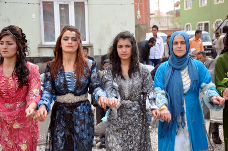 Hakkari'nin Yüksekova ilçesinde 05-06-2012 Mayıs ayında dünya evine giren çiftlerimizi sizler için sayfamıza taşıdık. Foto: Görüntü: YAŞAR KAPLAN - SİNAN AKKURT