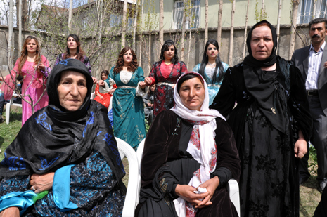 Hakkari'nin Yüksekova ilçesinde 05-06-2012 Mayıs ayında dünya evine giren çiftlerimizi sizler için sayfamıza taşıdık. Foto: Görüntü: YAŞAR KAPLAN - SİNAN AKKURT