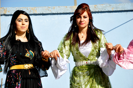 Hakkari'nin Yüksekova ilçesinde 05-06-2012 Mayıs ayında dünya evine giren çiftlerimizi sizler için sayfamıza taşıdık. Foto: Görüntü: YAŞAR KAPLAN - SİNAN AKKURT