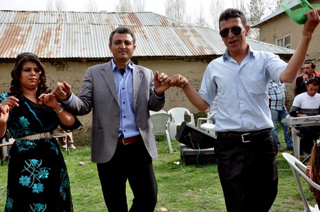Hakkari'nin Yüksekova ilçesinde 05-06-2012 Mayıs ayında dünya evine giren çiftlerimizi sizler için sayfamıza taşıdık. Foto: Görüntü: YAŞAR KAPLAN - SİNAN AKKURT