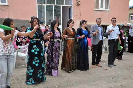 Hakkari'nin Yüksekova ilçesinde 05-06-2012 Mayıs ayında dünya evine giren çiftlerimizi sizler için sayfamıza taşıdık. Foto: Görüntü: YAŞAR KAPLAN - SİNAN AKKURT
