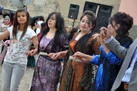 Hakkari'nin Yüksekova ilçesinde 05-06-2012 Mayıs ayında dünya evine giren çiftlerimizi sizler için sayfamıza taşıdık. Foto: Görüntü: YAŞAR KAPLAN - SİNAN AKKURT