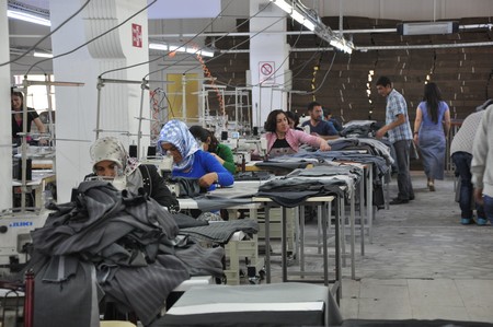 Hakkarinin Yüksekova İlçesinde iki yıldır hizmet veren Alkan Tekstil Fabrikası İşsizlerin umudu oldu. Yüksekovadan Batı ve Orta Doğu ülkelerine ihracat yapan ALK Giyim Tekstili Dünyaya açıldı.