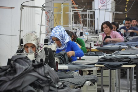 Hakkarinin Yüksekova İlçesinde iki yıldır hizmet veren Alkan Tekstil Fabrikası İşsizlerin umudu oldu. Yüksekovadan Batı ve Orta Doğu ülkelerine ihracat yapan ALK Giyim Tekstili Dünyaya açıldı.