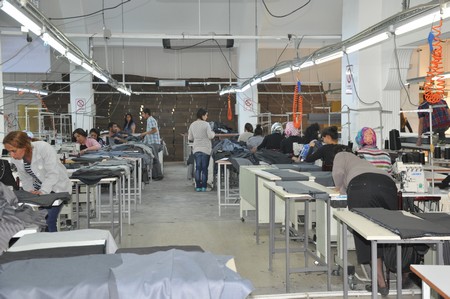 Hakkarinin Yüksekova İlçesinde iki yıldır hizmet veren Alkan Tekstil Fabrikası İşsizlerin umudu oldu. Yüksekovadan Batı ve Orta Doğu ülkelerine ihracat yapan ALK Giyim Tekstili Dünyaya açıldı.