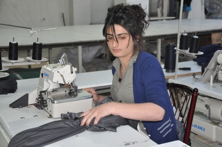 Hakkarinin Yüksekova İlçesinde iki yıldır hizmet veren Alkan Tekstil Fabrikası İşsizlerin umudu oldu. Yüksekovadan Batı ve Orta Doğu ülkelerine ihracat yapan ALK Giyim Tekstili Dünyaya açıldı.