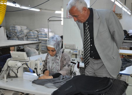 Hakkarinin Yüksekova İlçesinde iki yıldır hizmet veren Alkan Tekstil Fabrikası İşsizlerin umudu oldu. Yüksekovadan Batı ve Orta Doğu ülkelerine ihracat yapan ALK Giyim Tekstili Dünyaya açıldı.