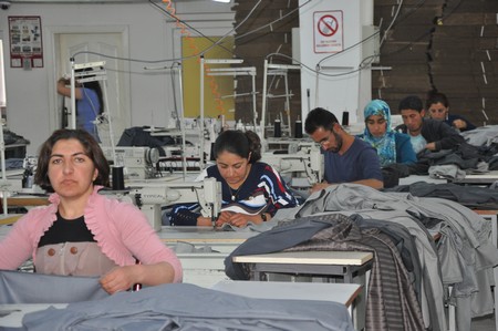 Hakkarinin Yüksekova İlçesinde iki yıldır hizmet veren Alkan Tekstil Fabrikası İşsizlerin umudu oldu. Yüksekovadan Batı ve Orta Doğu ülkelerine ihracat yapan ALK Giyim Tekstili Dünyaya açıldı.