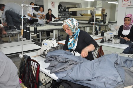 Hakkarinin Yüksekova İlçesinde iki yıldır hizmet veren Alkan Tekstil Fabrikası İşsizlerin umudu oldu. Yüksekovadan Batı ve Orta Doğu ülkelerine ihracat yapan ALK Giyim Tekstili Dünyaya açıldı.