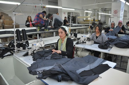 Hakkarinin Yüksekova İlçesinde iki yıldır hizmet veren Alkan Tekstil Fabrikası İşsizlerin umudu oldu. Yüksekovadan Batı ve Orta Doğu ülkelerine ihracat yapan ALK Giyim Tekstili Dünyaya açıldı.