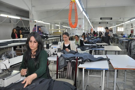 Hakkarinin Yüksekova İlçesinde iki yıldır hizmet veren Alkan Tekstil Fabrikası İşsizlerin umudu oldu. Yüksekovadan Batı ve Orta Doğu ülkelerine ihracat yapan ALK Giyim Tekstili Dünyaya açıldı.