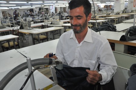 Hakkarinin Yüksekova İlçesinde iki yıldır hizmet veren Alkan Tekstil Fabrikası İşsizlerin umudu oldu. Yüksekovadan Batı ve Orta Doğu ülkelerine ihracat yapan ALK Giyim Tekstili Dünyaya açıldı.