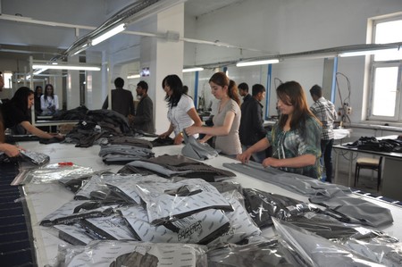 Hakkarinin Yüksekova İlçesinde iki yıldır hizmet veren Alkan Tekstil Fabrikası İşsizlerin umudu oldu. Yüksekovadan Batı ve Orta Doğu ülkelerine ihracat yapan ALK Giyim Tekstili Dünyaya açıldı.