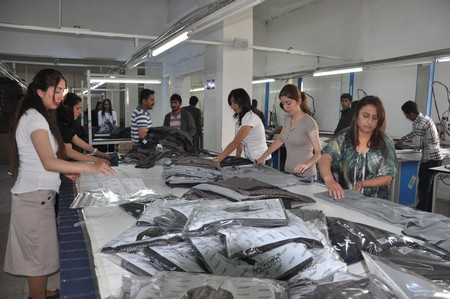 Hakkarinin Yüksekova İlçesinde iki yıldır hizmet veren Alkan Tekstil Fabrikası İşsizlerin umudu oldu. Yüksekovadan Batı ve Orta Doğu ülkelerine ihracat yapan ALK Giyim Tekstili Dünyaya açıldı.