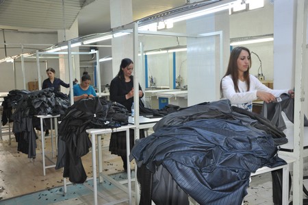 Hakkarinin Yüksekova İlçesinde iki yıldır hizmet veren Alkan Tekstil Fabrikası İşsizlerin umudu oldu. Yüksekovadan Batı ve Orta Doğu ülkelerine ihracat yapan ALK Giyim Tekstili Dünyaya açıldı.