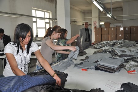 Hakkarinin Yüksekova İlçesinde iki yıldır hizmet veren Alkan Tekstil Fabrikası İşsizlerin umudu oldu. Yüksekovadan Batı ve Orta Doğu ülkelerine ihracat yapan ALK Giyim Tekstili Dünyaya açıldı.