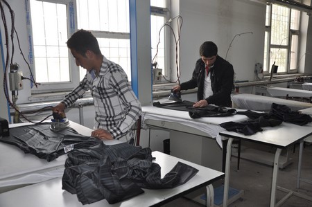 Hakkarinin Yüksekova İlçesinde iki yıldır hizmet veren Alkan Tekstil Fabrikası İşsizlerin umudu oldu. Yüksekovadan Batı ve Orta Doğu ülkelerine ihracat yapan ALK Giyim Tekstili Dünyaya açıldı.