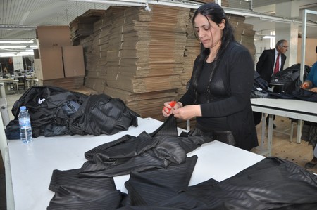 Hakkarinin Yüksekova İlçesinde iki yıldır hizmet veren Alkan Tekstil Fabrikası İşsizlerin umudu oldu. Yüksekovadan Batı ve Orta Doğu ülkelerine ihracat yapan ALK Giyim Tekstili Dünyaya açıldı.