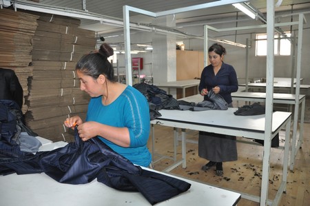 Hakkarinin Yüksekova İlçesinde iki yıldır hizmet veren Alkan Tekstil Fabrikası İşsizlerin umudu oldu. Yüksekovadan Batı ve Orta Doğu ülkelerine ihracat yapan ALK Giyim Tekstili Dünyaya açıldı.
