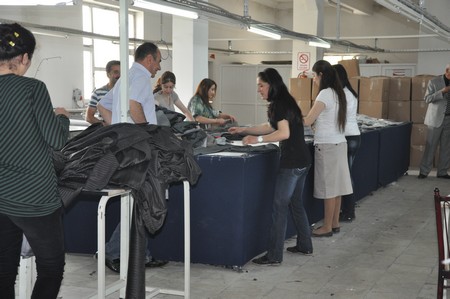 Hakkarinin Yüksekova İlçesinde iki yıldır hizmet veren Alkan Tekstil Fabrikası İşsizlerin umudu oldu. Yüksekovadan Batı ve Orta Doğu ülkelerine ihracat yapan ALK Giyim Tekstili Dünyaya açıldı.