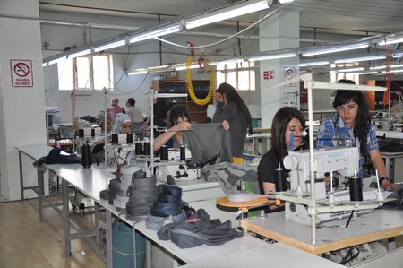 Hakkarinin Yüksekova İlçesinde iki yıldır hizmet veren Alkan Tekstil Fabrikası İşsizlerin umudu oldu. Yüksekovadan Batı ve Orta Doğu ülkelerine ihracat yapan ALK Giyim Tekstili Dünyaya açıldı.