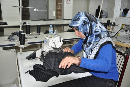 Hakkarinin Yüksekova İlçesinde iki yıldır hizmet veren Alkan Tekstil Fabrikası İşsizlerin umudu oldu. Yüksekovadan Batı ve Orta Doğu ülkelerine ihracat yapan ALK Giyim Tekstili Dünyaya açıldı.