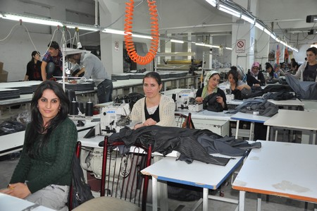 Hakkarinin Yüksekova İlçesinde iki yıldır hizmet veren Alkan Tekstil Fabrikası İşsizlerin umudu oldu. Yüksekovadan Batı ve Orta Doğu ülkelerine ihracat yapan ALK Giyim Tekstili Dünyaya açıldı.