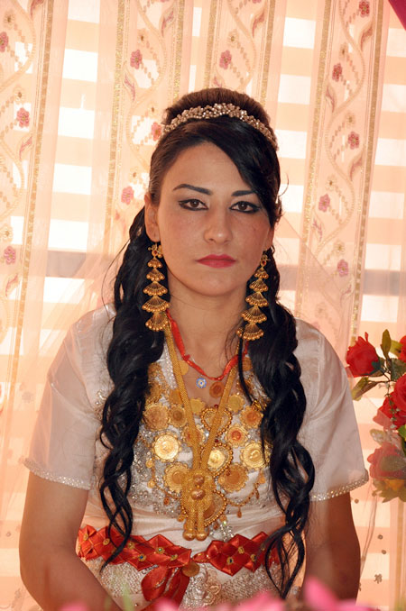 Hakkari'nin Yüksekova ilçesinde 12-13-05- 2012 Dünya evine Giren Çiftlerimizi Sizler için Sayfamıza taşıdık. Yüksekova Güncel Ailesi olarak Tüm Çiftlerimize mutluluklar Dileriz. Foto-Görüntü: Yaşar KAPLAN- Sinan AKKURT