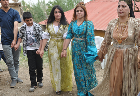 Hakkari'nin Yüksekova ilçesinde 12-13-05- 2012 Dünya evine Giren Çiftlerimizi Sizler için Sayfamıza taşıdık. Yüksekova Güncel Ailesi olarak Tüm Çiftlerimize mutluluklar Dileriz. Foto-Görüntü: Yaşar KAPLAN- Sinan AKKURT
