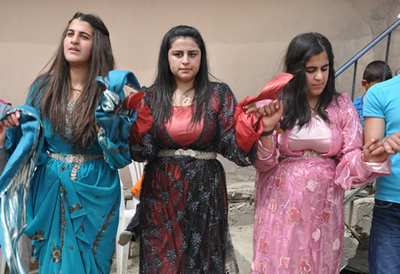 Hakkari'nin Yüksekova ilçesinde 12-13-05- 2012 Dünya evine Giren Çiftlerimizi Sizler için Sayfamıza taşıdık. Yüksekova Güncel Ailesi olarak Tüm Çiftlerimize mutluluklar Dileriz. Foto-Görüntü: Yaşar KAPLAN- Sinan AKKURT