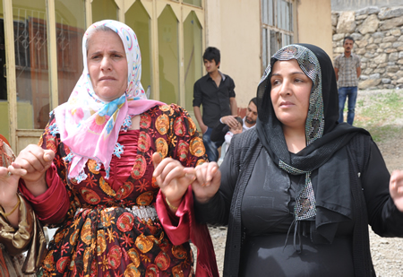 Hakkari'nin Yüksekova ilçesinde 12-13-05- 2012 Dünya evine Giren Çiftlerimizi Sizler için Sayfamıza taşıdık. Yüksekova Güncel Ailesi olarak Tüm Çiftlerimize mutluluklar Dileriz. Foto-Görüntü: Yaşar KAPLAN- Sinan AKKURT