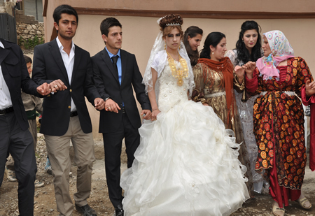 Hakkari'nin Yüksekova ilçesinde 12-13-05- 2012 Dünya evine Giren Çiftlerimizi Sizler için Sayfamıza taşıdık. Yüksekova Güncel Ailesi olarak Tüm Çiftlerimize mutluluklar Dileriz. Foto-Görüntü: Yaşar KAPLAN- Sinan AKKURT
