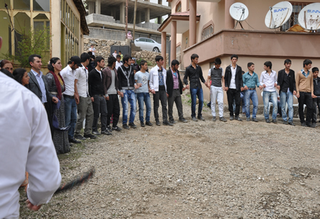 Hakkari'nin Yüksekova ilçesinde 12-13-05- 2012 Dünya evine Giren Çiftlerimizi Sizler için Sayfamıza taşıdık. Yüksekova Güncel Ailesi olarak Tüm Çiftlerimize mutluluklar Dileriz. Foto-Görüntü: Yaşar KAPLAN- Sinan AKKURT