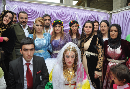 Hakkari'nin Yüksekova ilçesinde 12-13-05- 2012 Dünya evine Giren Çiftlerimizi Sizler için Sayfamıza taşıdık. Yüksekova Güncel Ailesi olarak Tüm Çiftlerimize mutluluklar Dileriz. Foto-Görüntü: Yaşar KAPLAN- Sinan AKKURT