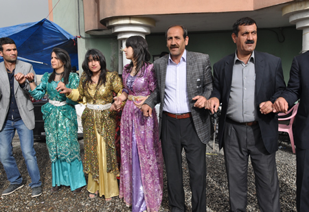 Hakkari'nin Yüksekova ilçesinde 12-13-05- 2012 Dünya evine Giren Çiftlerimizi Sizler için Sayfamıza taşıdık. Yüksekova Güncel Ailesi olarak Tüm Çiftlerimize mutluluklar Dileriz. Foto-Görüntü: Yaşar KAPLAN- Sinan AKKURT