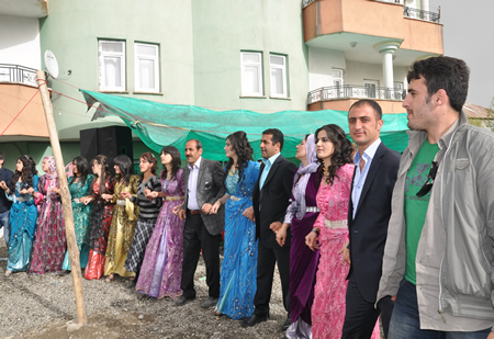 Hakkari'nin Yüksekova ilçesinde 12-13-05- 2012 Dünya evine Giren Çiftlerimizi Sizler için Sayfamıza taşıdık. Yüksekova Güncel Ailesi olarak Tüm Çiftlerimize mutluluklar Dileriz. Foto-Görüntü: Yaşar KAPLAN- Sinan AKKURT